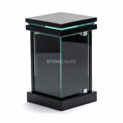 Memorial lantern with LED lighting – a durable lamp for a grave.