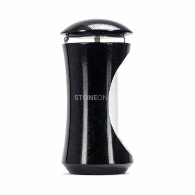 Neat grave lantern in granite, combining durability, elegance, and weather resistance.