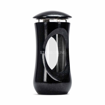 Stylish granite lantern for a memorial – an elegant, durable choice that highlights the beauty of the resting place.