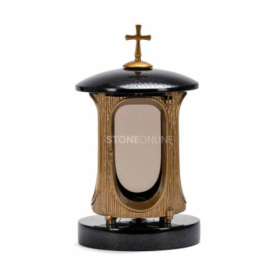 Lantern with gold details and WCUBE15 vase – a stylish decoration for a modern monument.