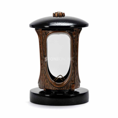 Copper lantern accents and the vase’s light form create a harmonious cemetery set.