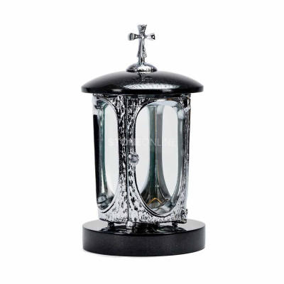 Silvery lantern details paired with a granite vase give the set a modern character.