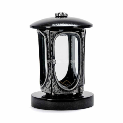 Beautiful tribute setting – silver lantern details and a harmonious vase form.