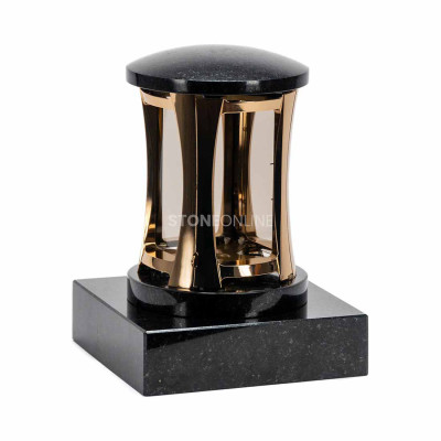 MIRROW ROUND GOLD lantern on the PSQUARE square plinth – mirror effect with natural granite.