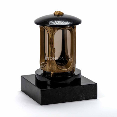 LALUMROSETTEGOLD gold lantern with decorative rosette on the PSQUARE granite base.