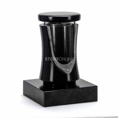 Decorated lantern LUNIQUE15 on the square PSQUARE plinth – striking granite memorial accent.