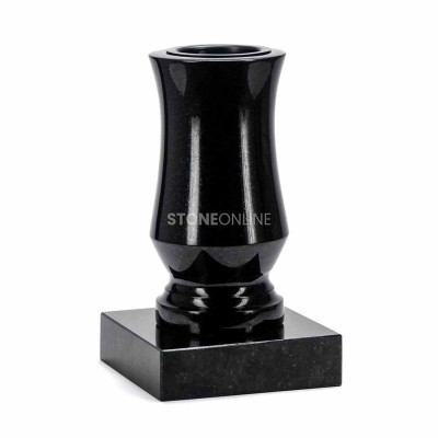 Vase WTRENDY15 on base PSQUARE – slender granite form on a strong geometric base.